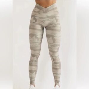 Alphalete Surface Power Leggings in the Desert Canvas Camo sz Small
